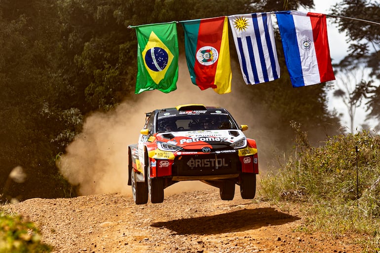 Gran salto del Toyota GR Yaris Rally2 #3 de Gustavo Saba y Pablo Olmos, que finalizaron cuarto.