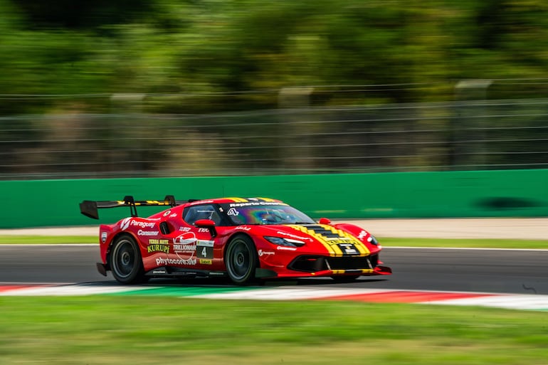 Óscar Bittar durante uno de sus primeros contactos con el Ferrari 296 Challenge.