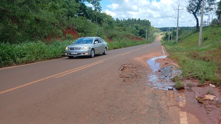 Hundimientos y baches generan peligro a los conductores.