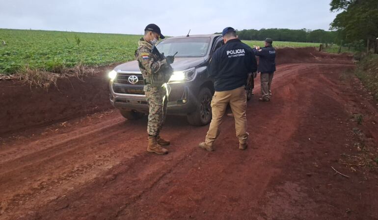 La camioneta Toyota Hilux utilizada en el golpe contra el banco Itaú de Katueté se encontró abandonada en Nueva Esperanza. Fue sustraída el 26 de setiembre pasado en Yatytay, departamento de Itapúa.