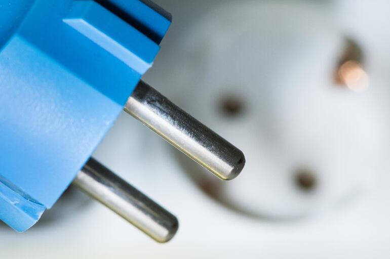 Imagen ilustrativa: enchufe de un equipo electrónico.