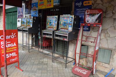 Conajzar contrató a la empresa iCrop SA para "legalizar" las tragamonedas del país que funcionan en despesas, bares y otros sitios diferentes a salones exclusivos de juegos de azar. El Senado cuestiona la legalidad de esta "regularización".