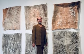 Marcos Benítez durante una exposición en Buenos Aires. El artista paraguayo es uno de los invitados especiales de ArteCo 2026.