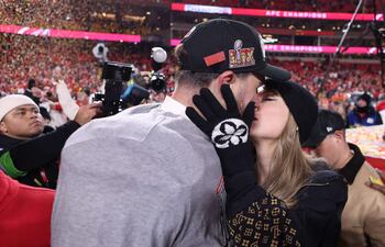 Taylor Swift besa apasionadamente a Travis Kelce en el Arrowhead Stadium en Kansas City, Missouri.
(Jamie Squire/Getty Images/AFP)
