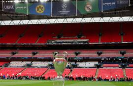 Vista del trofeo de la Liga de Campeones en el estadio de Wembley, escenario de este sábado de la final que van a disputar el Borussia Dortmun y el Real Madrid. EFE