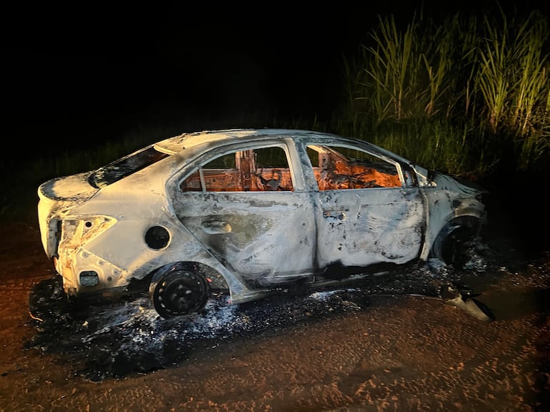 El automóvil de la mujer fue encontrado quemado a unos mil metros de la casa.