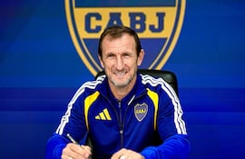 El entrenador, Rodolfo Martín Arruabarrena (50 años), estampando la firma que lo vuelve a colocar al frente del plantel de Boca Juniors.