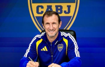 El entrenador, Rodolfo Martín Arruabarrena (50 años), estampando la firma que lo vuelve a colocar al frente del plantel de Boca Juniors.