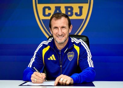 El entrenador, Rodolfo Martín Arruabarrena (50 años), estampando la firma que lo vuelve a colocar al frente del plantel de Boca Juniors.