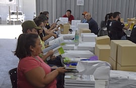 Funcionarios del MEC controlan y embalan los kits escolares que deben ser entregados este año lectivo.