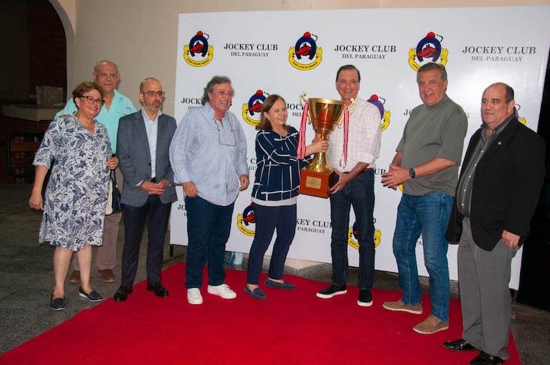 El Dr. Juan Carlos Aveiro, dueño de Amiguito, recibe la copa en el premio peruano.