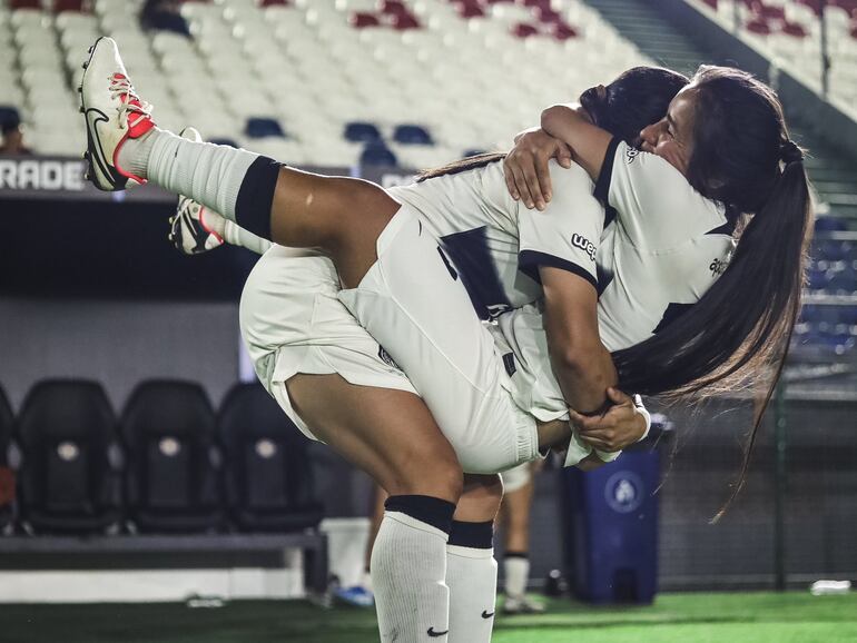 Las jugadoras de Olimpia celebran la conquista de la primera edición de la Copa Efe del Fútbol Femenino paraguayo.