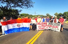 Policías jubilados protestaron hoy en contra de la reforma de la caja fiscal.