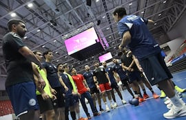 Los muchachos atentos a las directivas de los entrenadores.