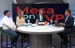 Emilio Gómez y María Teresa Barán sentados alrededor de una mesa, hablando en un set moderno con decoración de televisión.