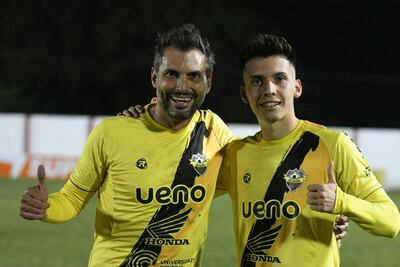 Récord. Luis Antonio Vidal marcó ayer un gol para Recoleta con 50 años, 7 meses y 2 días. Aquí junto a su hijo Thiago Vidal Obregón (21).