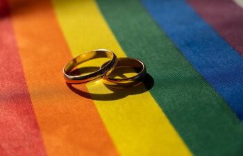 dos alianzas matrimoniales sobre la bandera de arcoiris