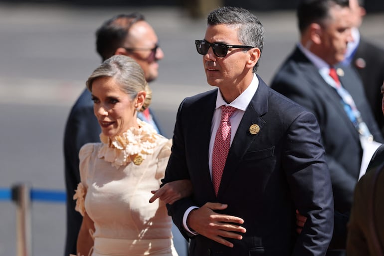 El presidente paraguayo Santiago Peña saluda a junto a su esposa, Leticia Ocampos.