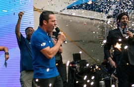 Jorbel Griebeler, fundador y presidente de Cellshop, celebra durante uno de los grandes sorteos que realizó Cellshop para premiar a sus miles de clientes.