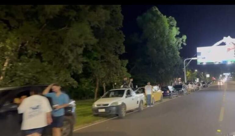 Caos al costado de la avenida Guillermo Naumann, acceso principal a la ciudad de San Bernardino. Corresponde a la primera noche de funcionamiento de dos discotecas en el barrio Jardín, que es una zona residencial.