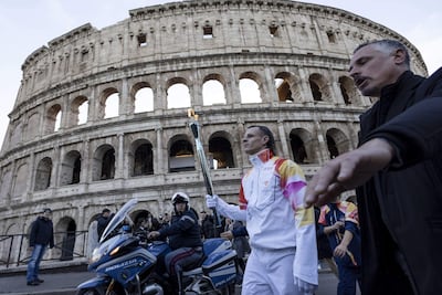 La antorcha olímpica de los Juegos Milán-Cortina 2026 recorre la capital italiana, Roma.
