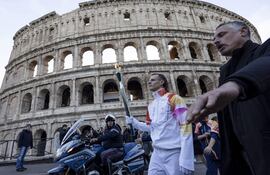 La antorcha olímpica de los Juegos Milán-Cortina 2026 recorre la capital italiana, Roma.