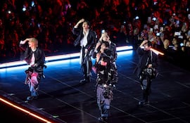 El grupo masculino de K-pop BTS actuó durante su concierto en la plaza Gwanghwamun de Seúl el 21 de marzo de 2026.