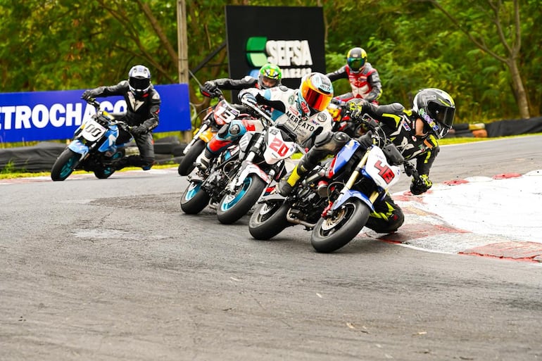 Competitiva jornada la del sábado en las cuatro categorías que disputan el certamen nacional de moto velocidad.