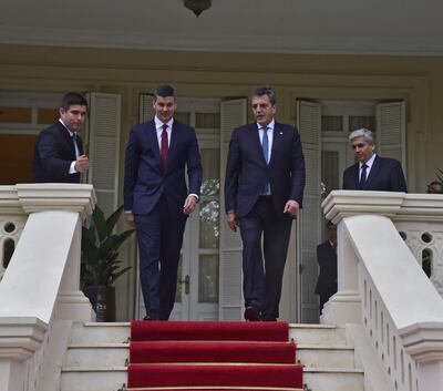 El presidente de la República, Santiago Peña, mantuvo un encuentro, en la residencia presidencial Mburuvicha Róga, con Sergio Massa, ministro de Economía argentino.