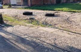 Cables y otros objetos de conexión de telefonías caídos en la vía pública.