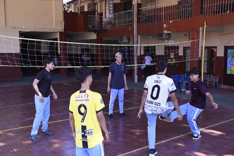 Estudiantes juegan a la pelota, luego de rendir una prueba final.