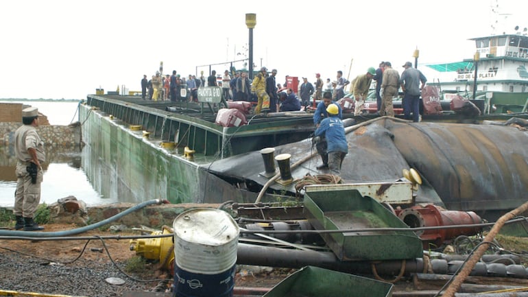 La barcaza Panchita G-10 que estalló el 15 de marzo de 2007 en el Bañado Tacumbú de Asunción, con un saldo de cuatro muertos.