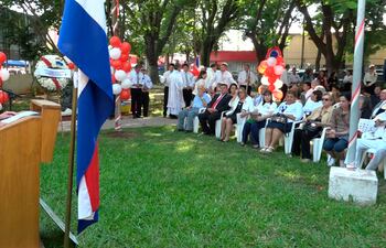 Exalumnos durante el acto de conmemoración del 148 aniversario del CNC, evento realizado en el patio de entrada de la institución.