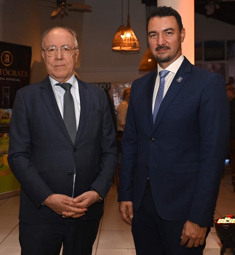 El embajador de Argentina Guillermo Nielsen y Jorge Kronawetter.