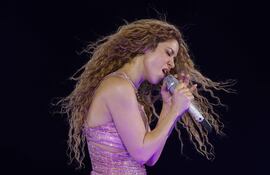 La cantante colombiana Shakira se presenta en concierto como parte de su gira Las Mujeres Ya No Lloran en el estadio Nilton Santos, en Río de Janeiro (Brasil).