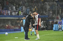 El entrenador de Cerro Porteño, Ariel Holan intenta arengar al mediocampista Jorge Morel, tras la eliminación azulgrana en los octavos de final de la Copa Libertadores.