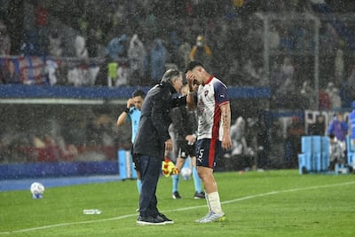 El entrenador de Cerro Porteño, Ariel Holan intenta arengar al mediocampista Jorge Morel, tras la eliminación azulgrana en los octavos de final de la Copa Libertadores.