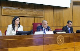 La ingeniera Claudia Centurión (izquierda) fue designada hoy por Santiago Peña como nueva consejera de Itaipú binacional, en reemplazo de la renunciante Lea Giménez.