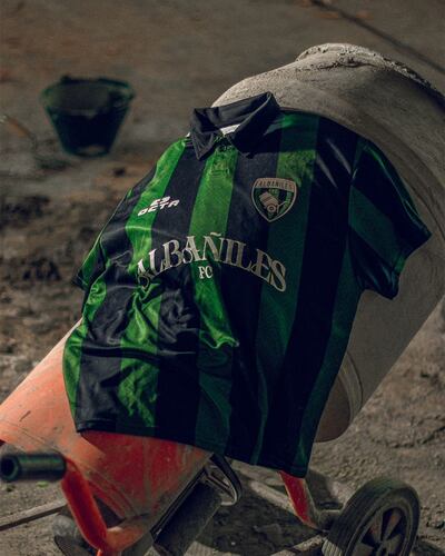 El diseño de las camisetas Albañiles FC incluye una mezcladora y otros elementos relacionados a la construcción.