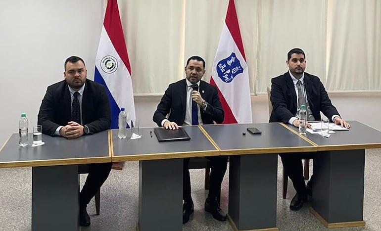 Conferencia de prensa sobre pago de bonos municipales: de izq. a der. Máximo Medina, jefe de Gabinete, Luis Bello, intendente y Víctor Rivas, director de Hacienda. 