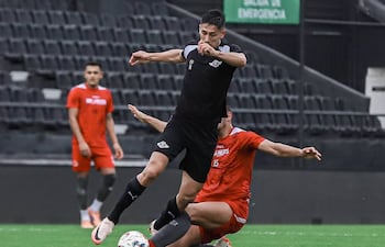 Acción ofensiva de Gustavo Aguilar, autor del gol liberteño en el tercer partido.