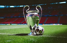El trofeo de la Champions League en el estadio Puskás Arena, sede de la final PSG vs. Arsenal.