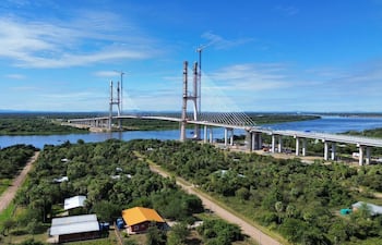 La construcción del Puente de la Bioceánica avanza hacia su culminación, según reportes de Itaipú.