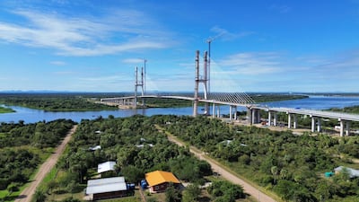 La construcción del Puente de la Bioceánica avanza hacia su culminación, según reportes de Itaipú.