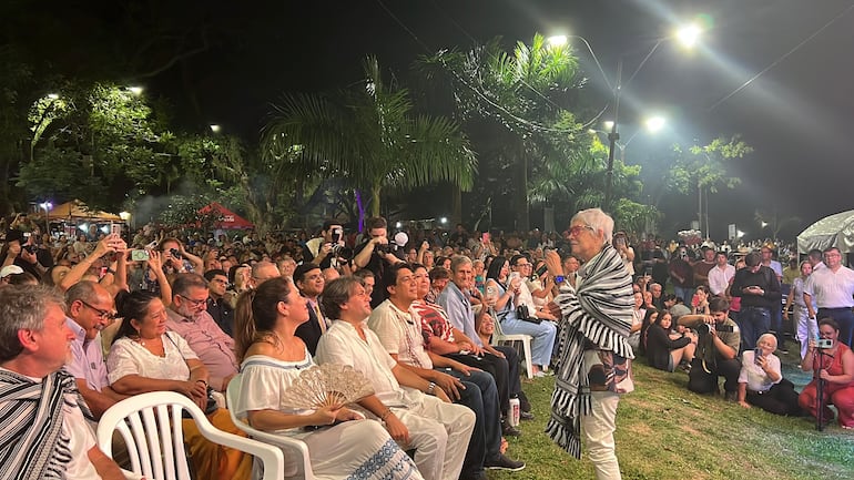 La artista argentina Teresa Parodi no pudo contener las lágrimas al participar del descubrimiento de la escultura de Pedro Canoero.