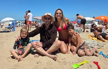 Roberto "Chirola" Ruiz Díaz y Anto Volpe Mena con sus hijos Paulo y Piero disfrutando de la playa a orillas del Atlántico.