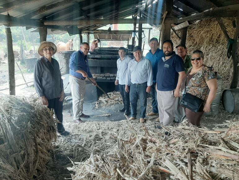 Los productores junto a los funcionarios de la DEAG, la historiadora y escritora Margarita Miró y la profesora Cristina Benítez de Maíz.