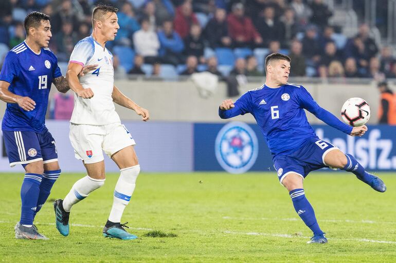 Richard Sánchez a punto de rematar a portería.