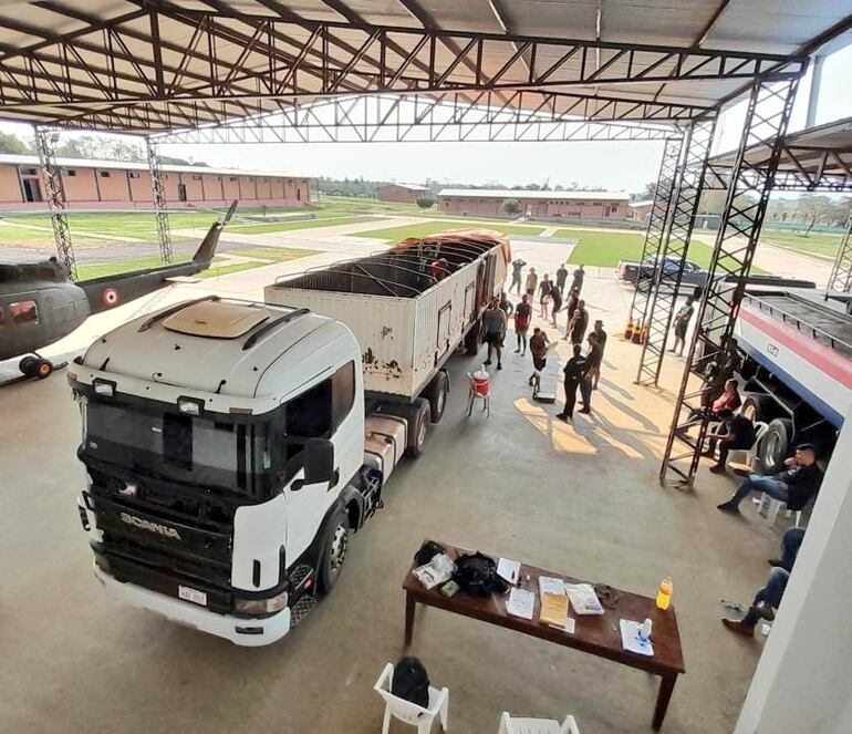 El tractocamión en el que iban transportados los 2.300 kilos de marihuana.