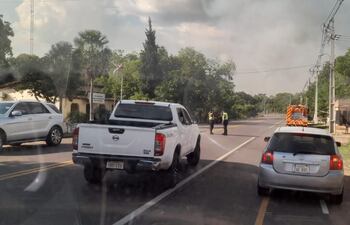 Oficiales de la policía cierran la circulación sobre la rura Luque-Sanber.